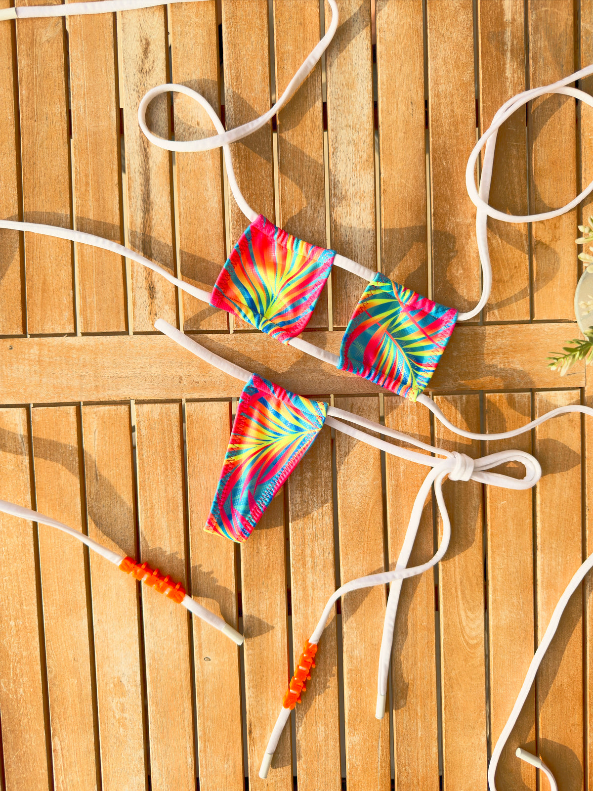 neon-palm-leaves